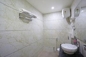 Ένα μπάνιο στο Hotel Decent Suites - Delhi Airport