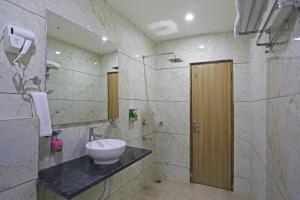uma casa de banho com um lavatório e um espelho em Hotel Decent Suites - Delhi Airport em Nova Deli