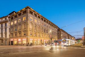 a building on a city street with a bus at Le Camere Dei Conti - Guest House in Florence