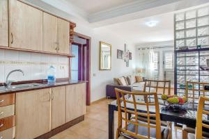 加爾達爾的住宿－Playa Sardina，厨房以及带桌椅的起居室。