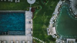 Vista sulla piscina di Hotel Sonnenhof sun/spa/panorama o su una piscina nei dintorni