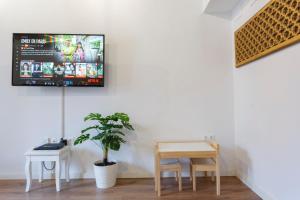 Telewizja i/lub zestaw kina domowego w obiekcie TACITA Family Home by Cadiz4Rentals