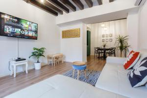 salon z białą kanapą i telewizorem w obiekcie TACITA Family Home by Cadiz4Rentals w Kadyksie