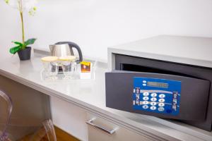 a microwave oven sitting on top of a counter at Le Camere Dei Conti - Guest House in Florence