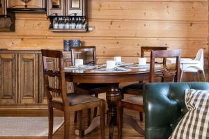 - une salle à manger avec une table et des chaises en bois dans l'établissement Dom Crocus, à Zakopane