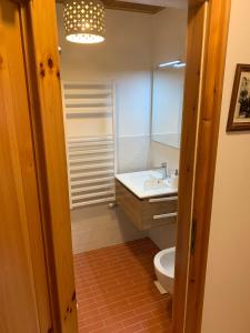 カナツェーイにあるCasa Italoのバスルーム(トイレ、洗面台、鏡付)