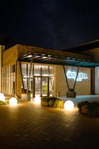 Crama Jelna Resort & Spa في Orheiu Bistriţei: فندق فيه اضاءه امام عماره