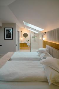En eller flere senge i et værelse på Crama Jelna Resort & Spa
