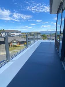 una vista desde el balcón de una casa en Luxury 5beds and 5bedroom en Lower Hutt