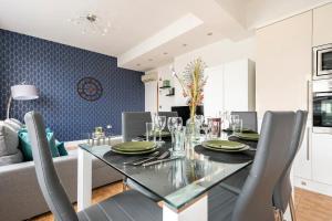 a dining room with a glass table and chairs at Central Located Apartment in City of London - Farringdon Station in London