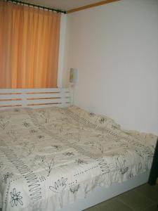 En eller flere senger på et rom på Keerawadee Two Bedroom House