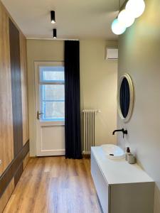 Dohany utca 1b ,Luxury apartment in Center في بودابست: حمام مع حوض أبيض ونافذة