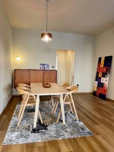 布達佩斯的住宿－Dohany utca 1b ,Luxury apartment in Center，一间带木桌和椅子的用餐室