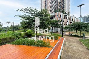 un signe qui dit roi rouge sur un banc en bois dans l'établissement RedLiving Apartemen Sayana - Sentra Jaya, à Bekasi