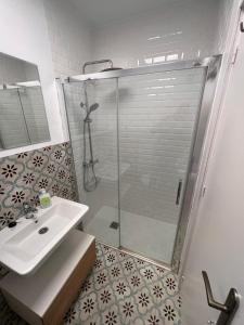 uma casa de banho com um chuveiro e um lavatório. em Apartamento en Granada em Granada