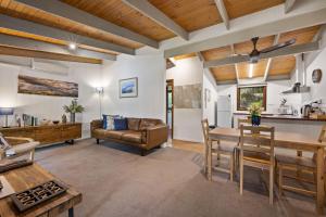 a living room with a wooden ceiling at Kiewa Country Cottages in Mount Beauty