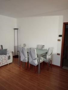 a dining room with a table and chairs and a bed at Appartamento Malcontenta in Mira