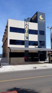 een groot gebouw met een bord aan de zijkant bij Sognare Hotel in Caçador