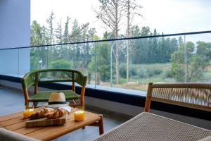 een kamer met een tafel met brood en twee stoelen en een raam bij Sunset Gardens in Limassol