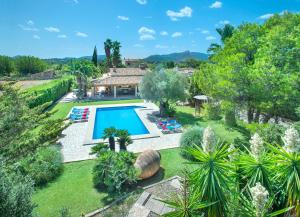uma vista aérea de uma villa com piscina em Owl Booking Villa Can Pou - Luxury Holidays in Royal Gardens em Pollença