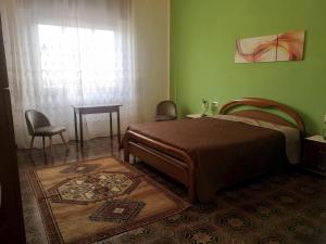 1 dormitorio con cama, mesa y ventana en L'oasi di Angela, cod I.U.N. Q5074, en San Giovanni Suergiu