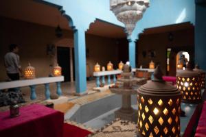 una habitación con velas y luces en un edificio en Kasbah Du Berger & Piscine, en Merzouga