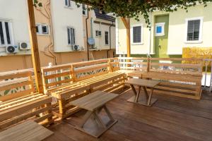 En restaurant eller et andet spisested på Lakeview 2-Bed-Apt With Amazing Views In Every Direction