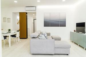 Televisyen dan/atau pusat hiburan di SPA & RELAX Aesthetic Apartment 50m dal mare
