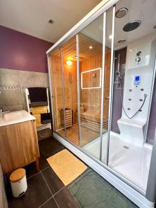 y baño con ducha y lavamanos. en * La Maisonette * avec Sauna & Hammam privatifs, en Nevers