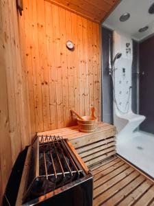 y baño con bañera y cocina con fogones. en * La Maisonette * avec Sauna & Hammam privatifs, en Nevers