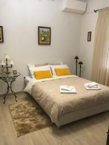 מיטה או מיטות בחדר ב-Cozy house with backyard at Iraklio Attikis
