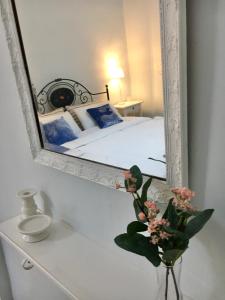 A bed or beds in a room at Cozy house with backyard at Iraklio Attikis