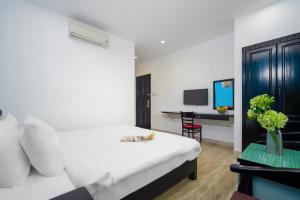 TV a/nebo společenská místnost v ubytování La Maison Danang Beach Hotel