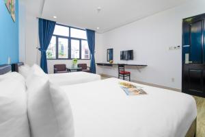 TV a/nebo společenská místnost v ubytování La Maison Danang Beach Hotel