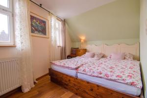 a bedroom with a large bed with pink pillows at WERTS HOF FerienWohnen in Rauschenberg