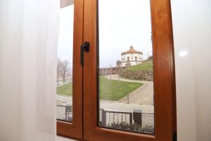 une fenêtre ouverte avec vue sur un bâtiment dans l'établissement Casa do Pilar - D. Luís I, à Vila Nova de Gaia