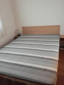 een bed in een kleine kamer met bij Odmor u Zagrebu in Zagreb