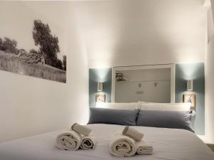 A bed or beds in a room at DOMUS OTIUM OSTUNI - Tiny House