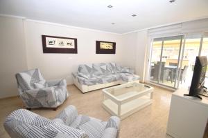 sala de estar con 2 sofás y TV en Apartamento Moreras del Saladar, en Jávea