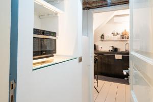 une cuisine avec une porte en verre menant à une cuisine dans l'établissement Vittorio Veneto by Bed&Bros, à Syracuse