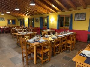 a dining room with wooden tables and chairs at Refugi Cap del Rec in Lles