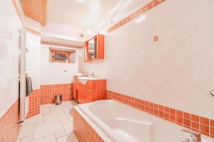Koupelna v ubytování Gîte des Cascades + 10 fotografií