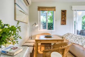 ein Wohnzimmer mit einem Tisch und einem Sofa in der Unterkunft Las Violetas in Arenal d'en Castell