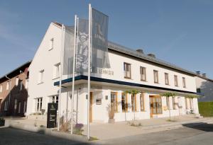un edificio blanco con un cartel delante en Landgasthaus Lenniger en Büren