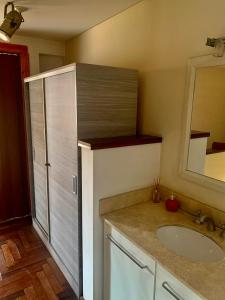 a bathroom with a sink and a mirror at HERMOSO DÚPLEX DE CATEGORÍA COMPLETAMENTE EQUIPADO in Cordoba