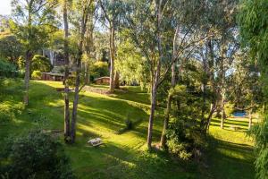 an overhead view of a park with a bench in the grass at Kiewa Country Cottages in Mount Beauty