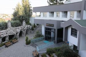 an aerial view of a building with a patio at Ugurlu Termal Tatil Köyü in Gaziantep