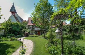 Münzenberg的住宿－Ferienhaus Burgblick，一座带房子和街灯的花园