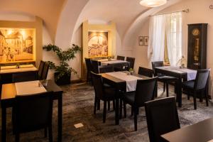 - un restaurant avec des tables et des chaises dans une salle dans l'établissement Hotel Bílá Paní, à Jindřichův Hradec