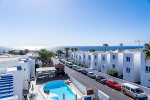 una vista aerea di una strada con edifici e l'oceano di Apartamentos Isla de Lobos - Adults Only a Puerto del Carmen